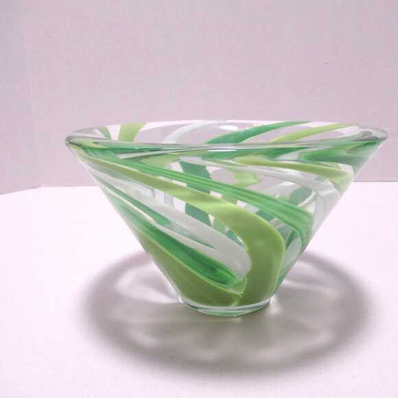 Green swirled bowl/vase - Picture 3 of 15